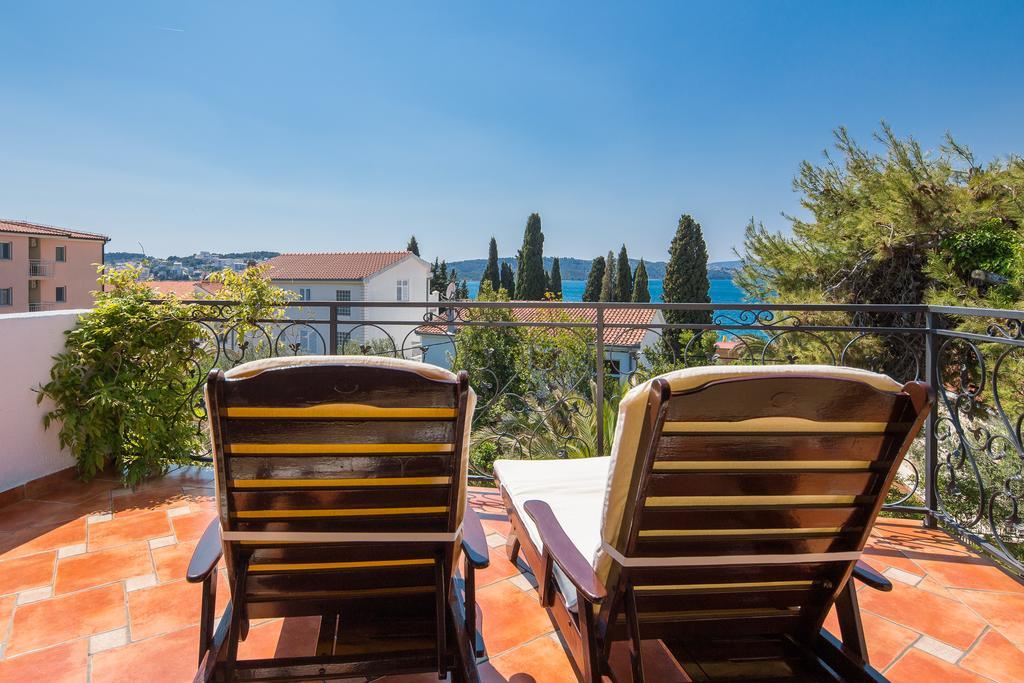 Villa Em Trogir Bagian luar foto